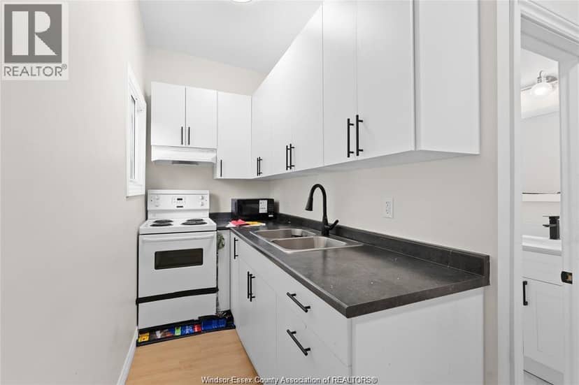939 WYANDOTTE STREET East — photo 10 of 29