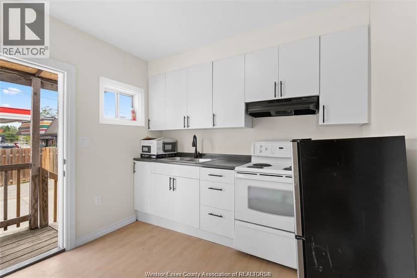 939 WYANDOTTE STREET East — photo 12 of 29
