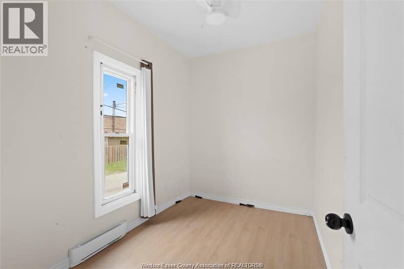 939 WYANDOTTE STREET East — photo 7 of 29