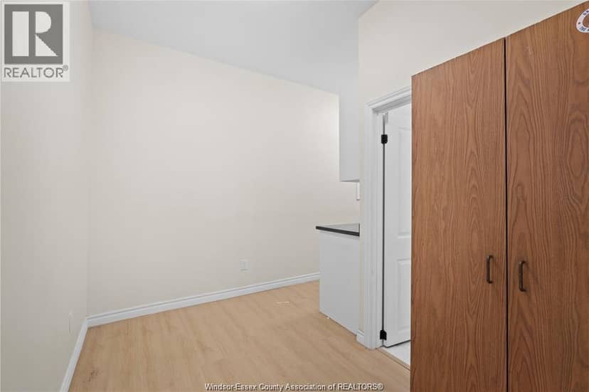 939 WYANDOTTE STREET East — photo 8 of 29