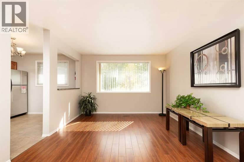 205 Columbia Boulevard W, Lethbridge, photo 3