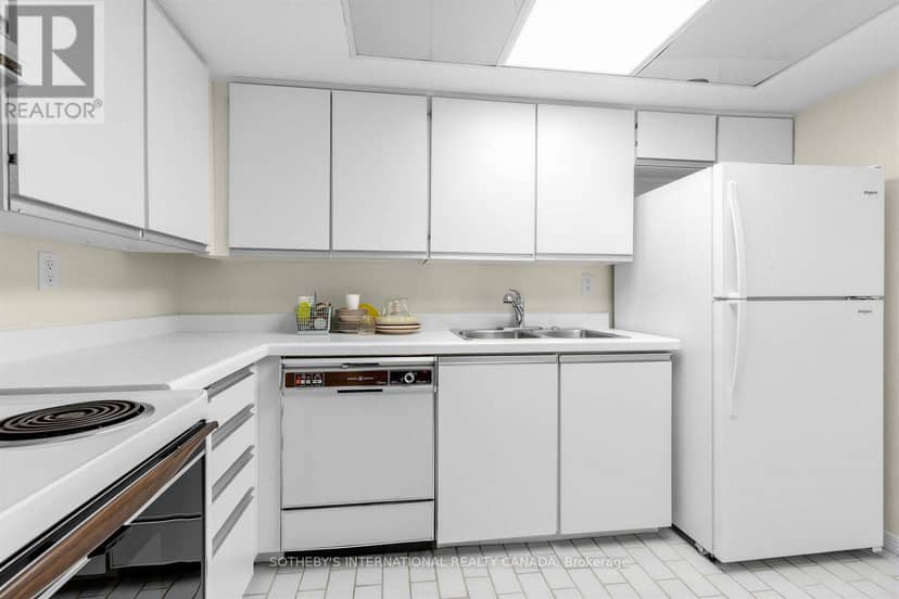 PH6 - 360 Bloor Street E — photo 5 of 40