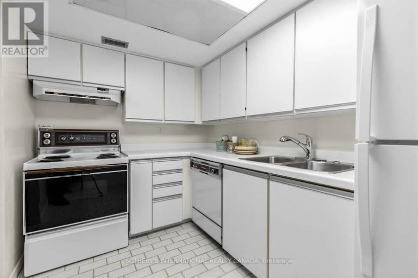 PH6 - 360 Bloor Street E — photo 6 of 40