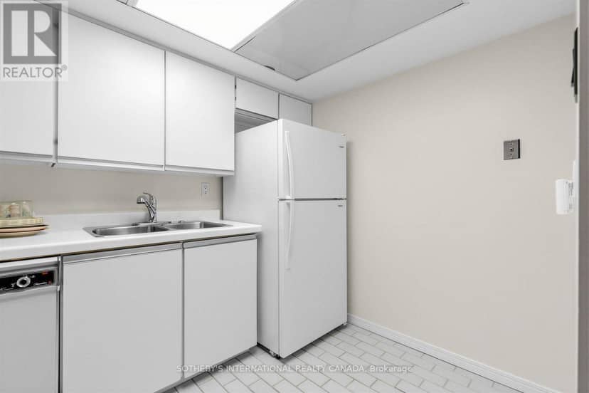 PH6 - 360 Bloor Street E — photo 7 of 40