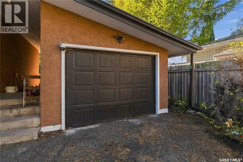 1814 Wilson Crescent — photo 2 of 30