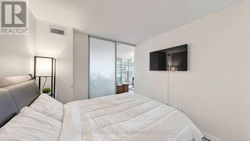 922 - 111 Elizabeth Street — photo 17 of 38