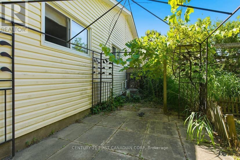 17 Edgemere Crescent — photo 11 of 16