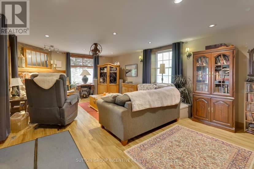 1724 Penetanguishene Road — photo 13 of 37