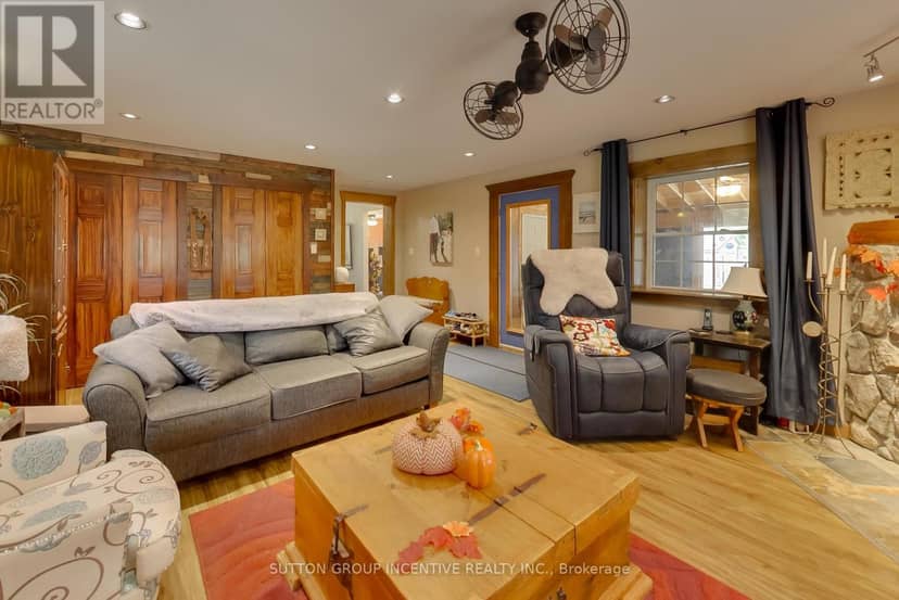 1724 Penetanguishene Road — photo 15 of 37