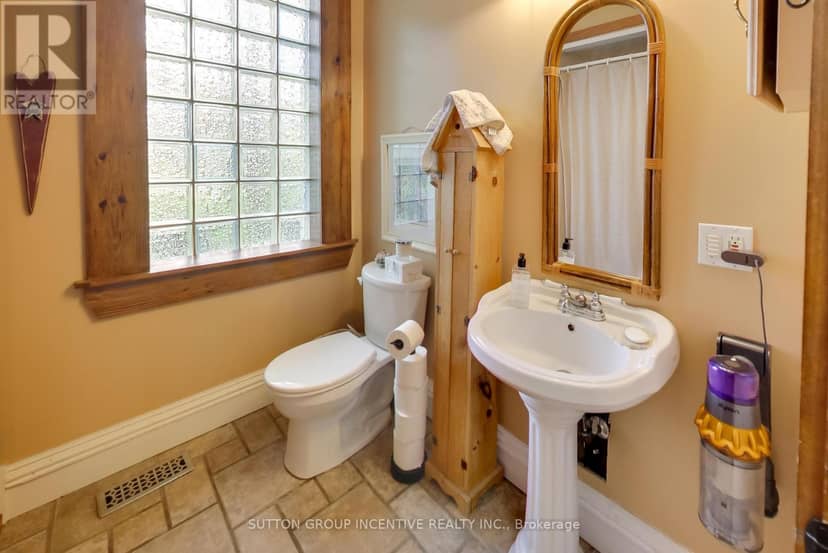 1724 Penetanguishene Road — photo 17 of 37