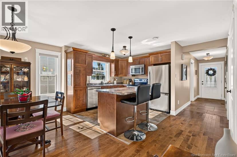 51 Thornhill Crescent — photo 7 of 40