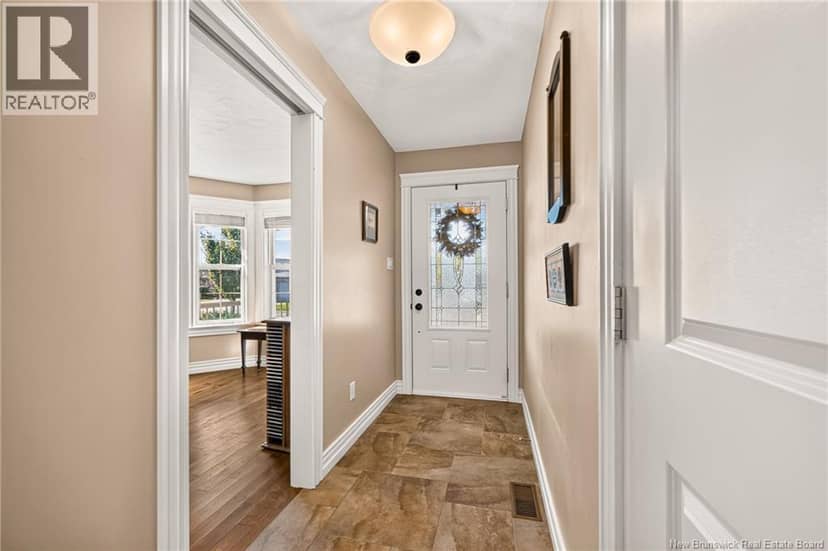 51 Thornhill Crescent — photo 4 of 40