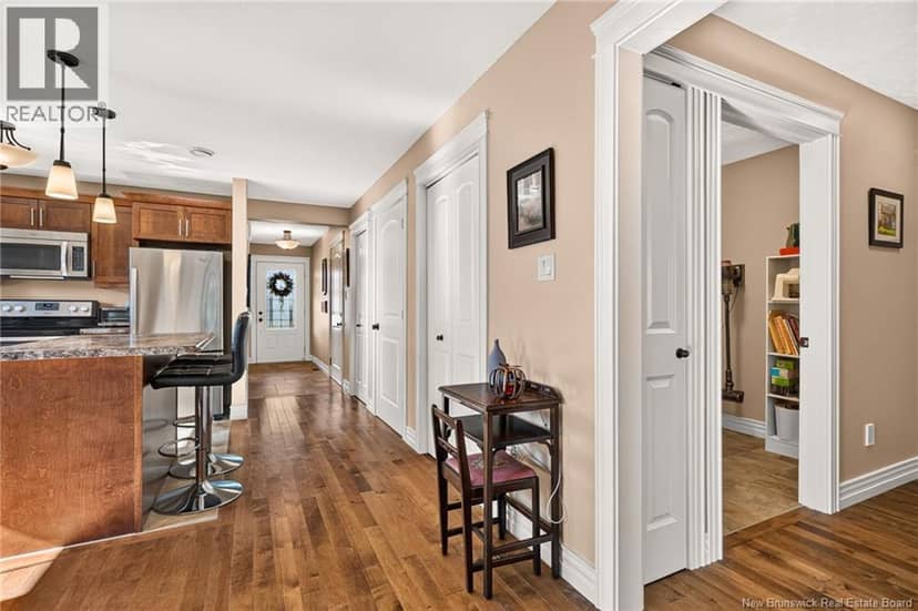 51 Thornhill Crescent — photo 6 of 40