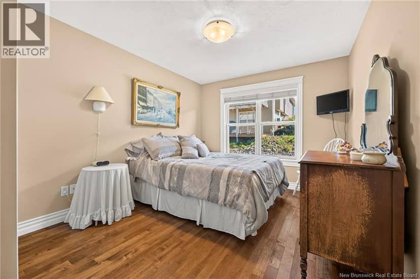 51 Thornhill Crescent — photo 29 of 40