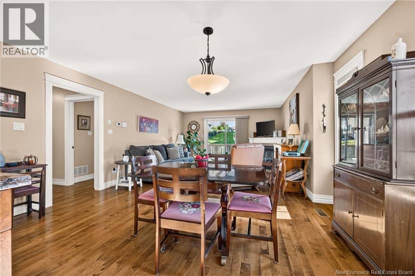 51 Thornhill Crescent — photo 14 of 40