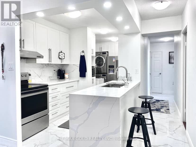 1611 - 390 Dixon Road, Toronto, photo 3