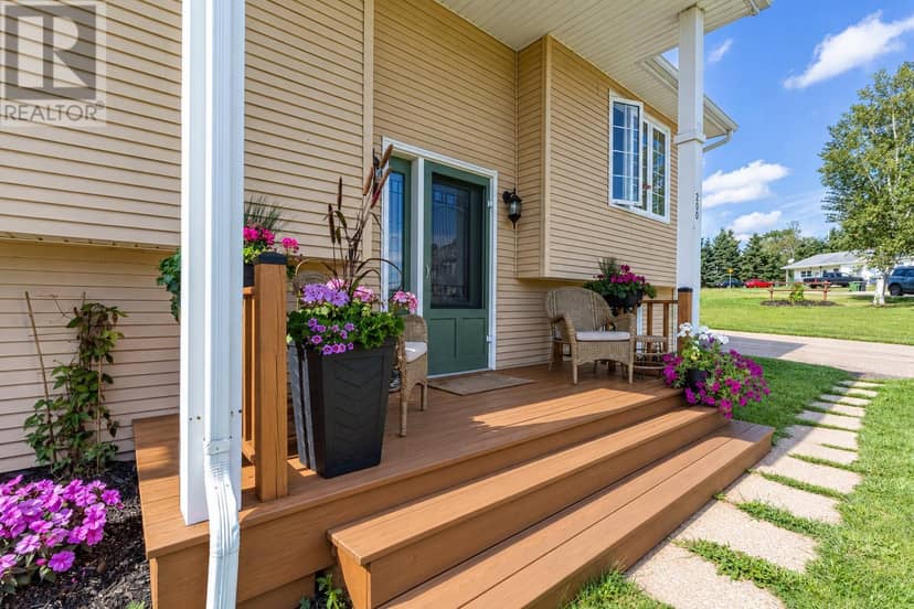 200 WESTRIDGE Crescent — photo 2 of 34