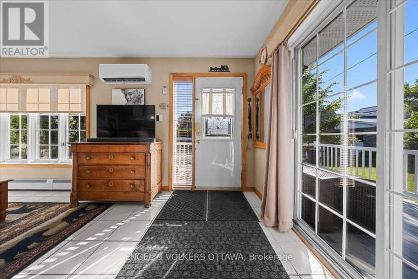 528 St Lawrence Street, North Dundas, photo 2