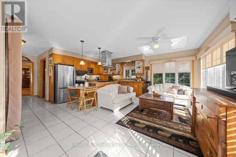 528 St Lawrence Street, North Dundas, photo 3