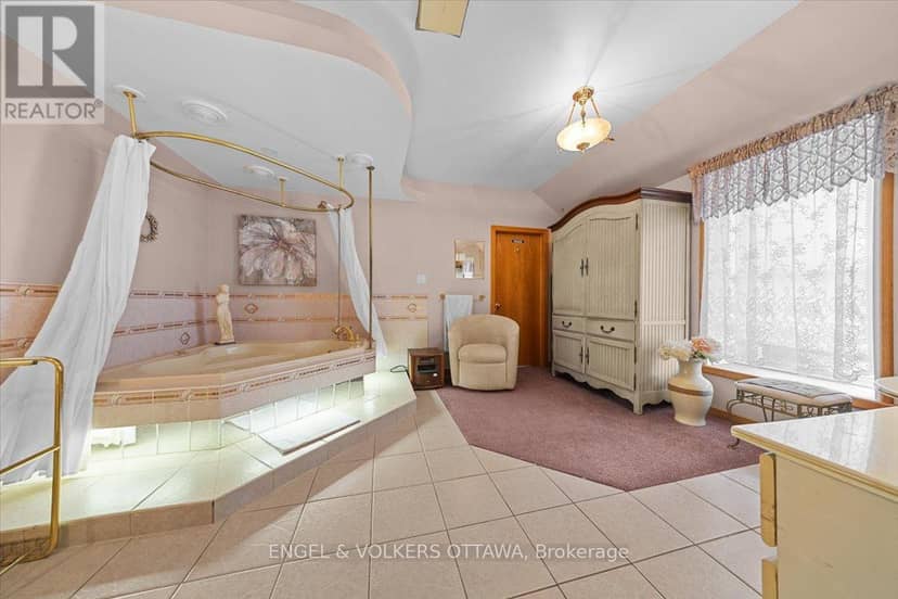 528 St Lawrence Street — photo 35 of 40