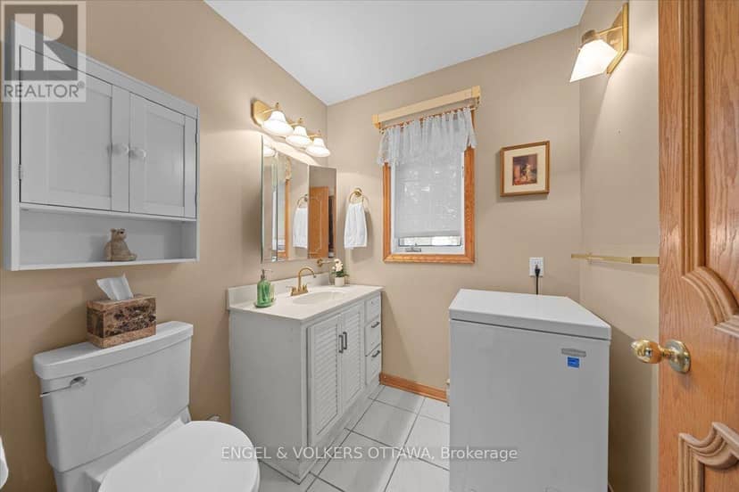 528 St Lawrence Street — photo 39 of 40