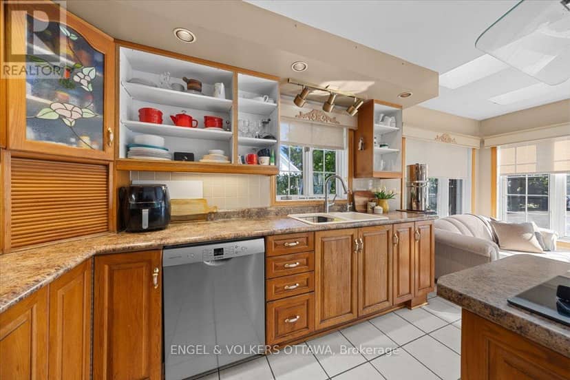 528 St Lawrence Street, North Dundas, photo 8
