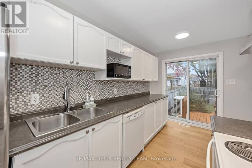 858 Como Crescent — photo 11 of 37