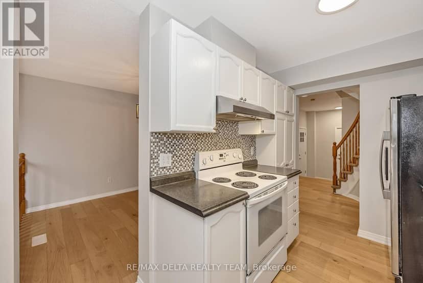 858 Como Crescent — photo 12 of 37