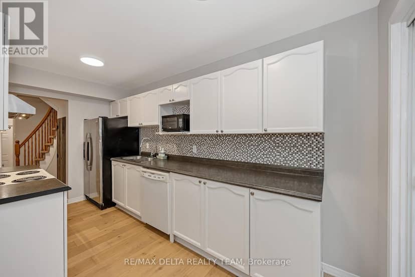 858 Como Crescent — photo 13 of 37