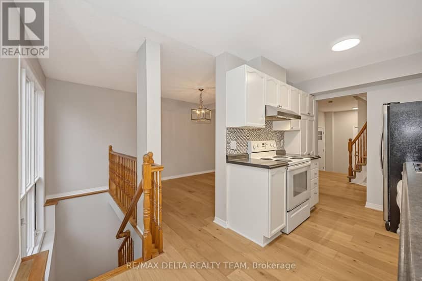 858 Como Crescent — photo 14 of 37