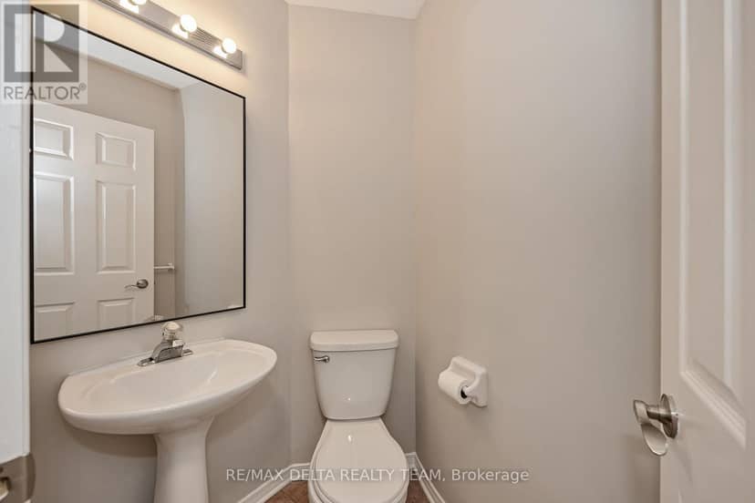 858 Como Crescent — photo 15 of 37