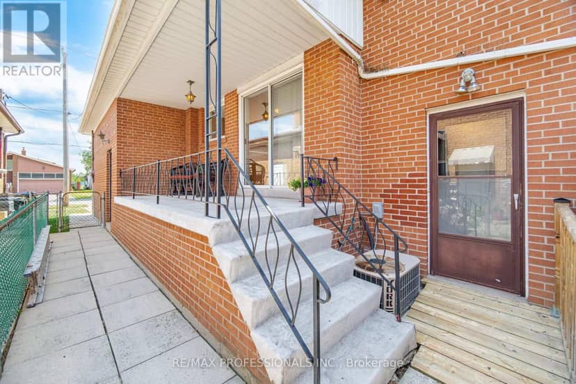 90 Peckham Avenue — photo 15 of 40