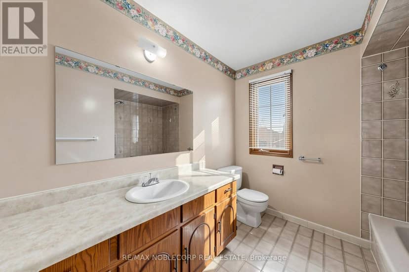 162 Venetian Crescent — photo 32 of 40