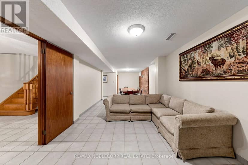 162 Venetian Crescent — photo 36 of 40