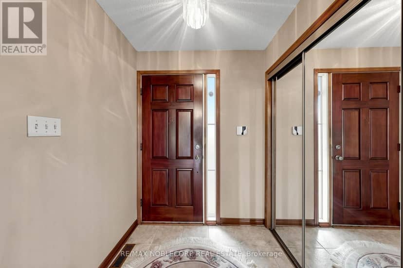 162 Venetian Crescent — photo 4 of 40