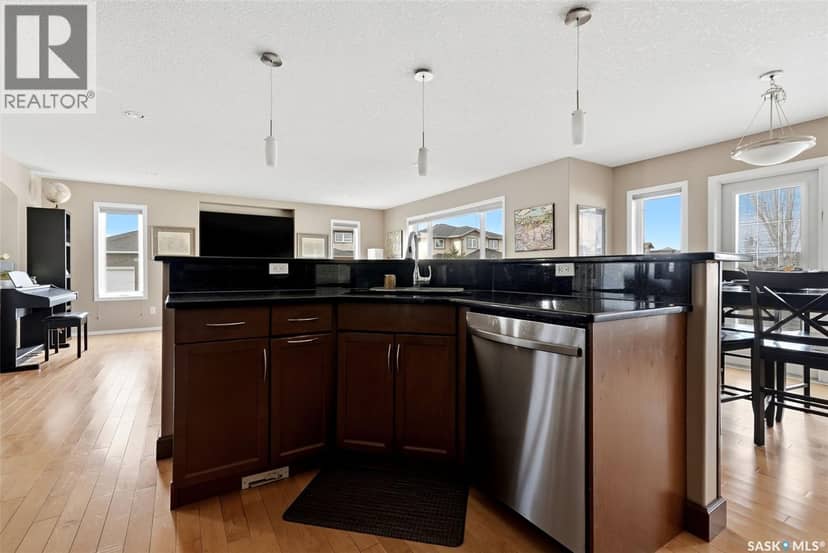 8097 Wascana Gardens Crescent — photo 12 of 40