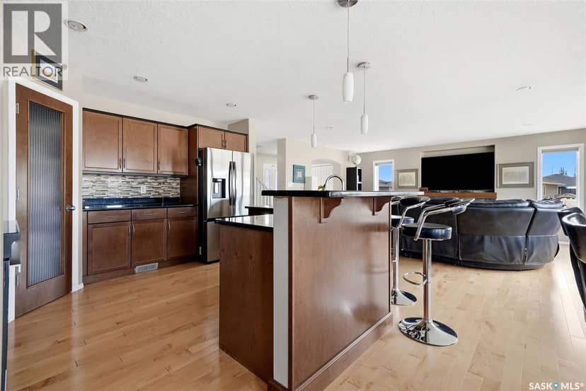8097 Wascana Gardens Crescent — photo 9 of 40