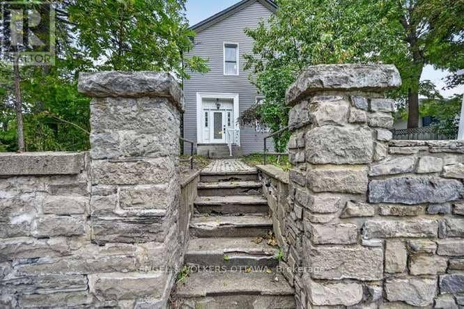 716 King Street W, Prescott, photo 2