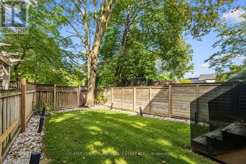 4 Douglas Crescent — photo 33 of 38