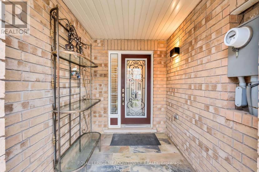 70 Betterton Crescent — photo 2 of 30