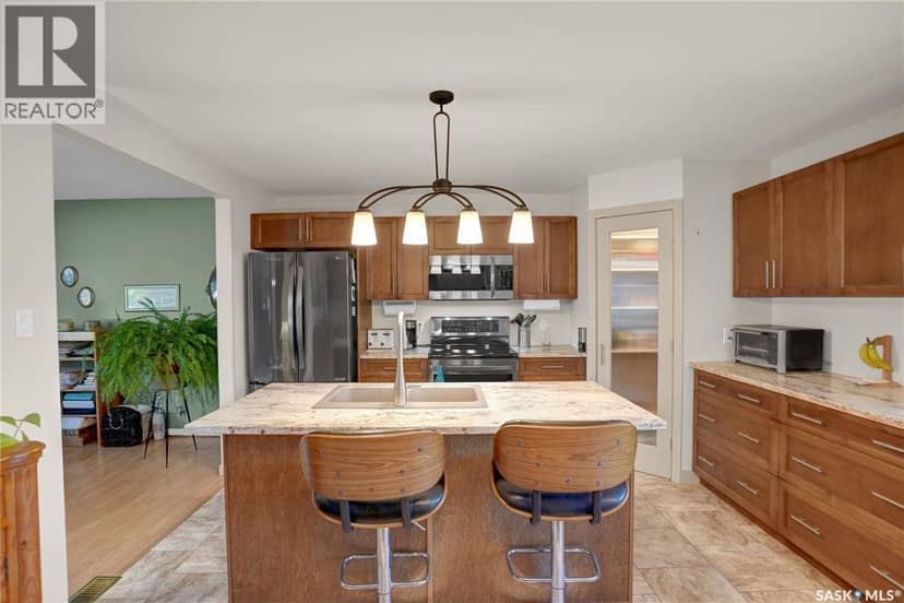 972 Simcoe Street — photo 10 of 40
