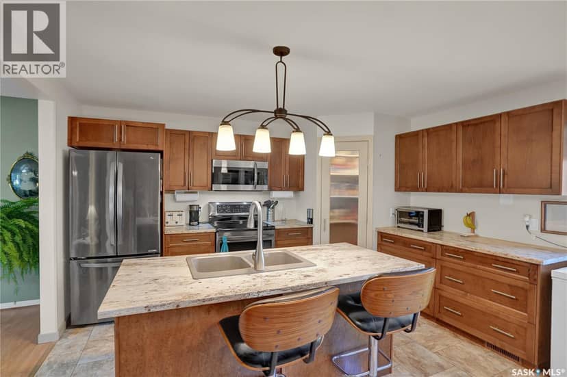 972 Simcoe Street — photo 11 of 40