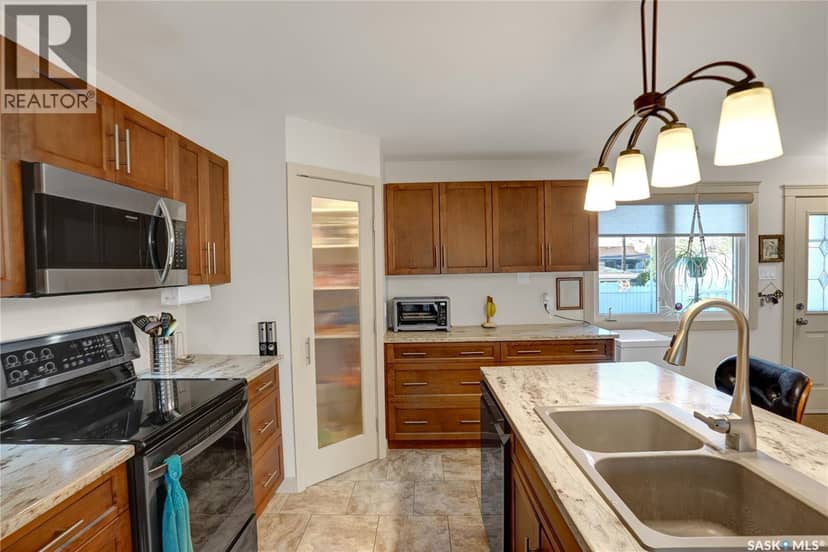 972 Simcoe Street — photo 13 of 40