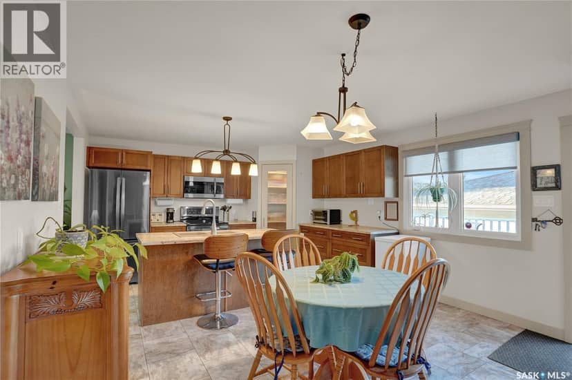 972 Simcoe Street — photo 9 of 40