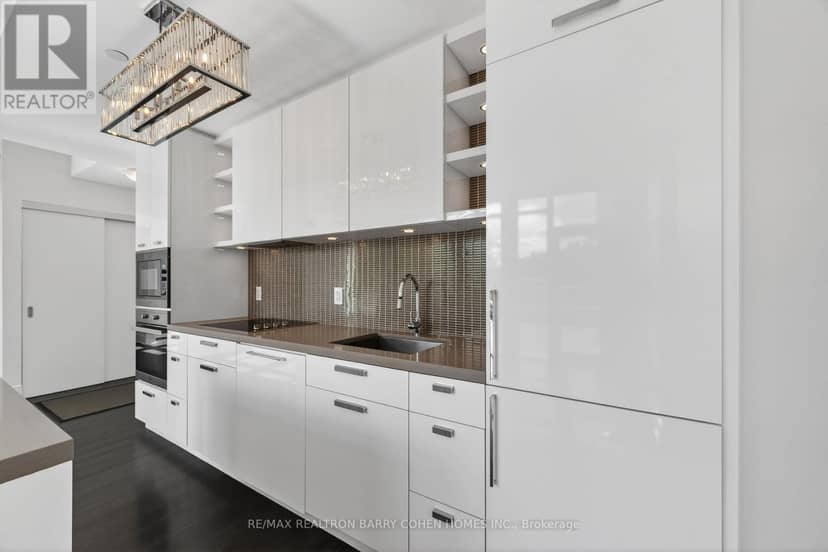 303 - 32 Davenport Road — photo 8 of 27