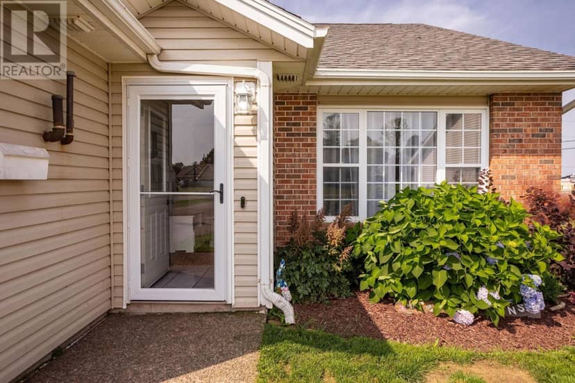 33 Holland Drive, Stratford, photo 2