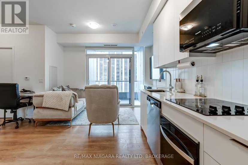 1419 - 10 Abeja Street — photo 11 of 39