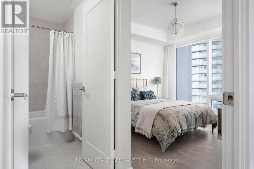 4303 - 10 York Street — photo 13 of 40