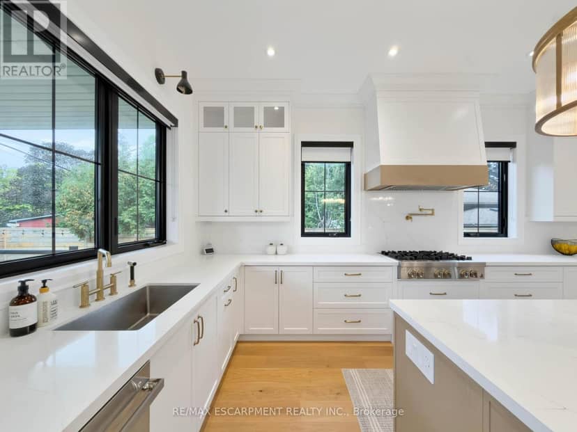 260 Kent Crescent — photo 21 of 40