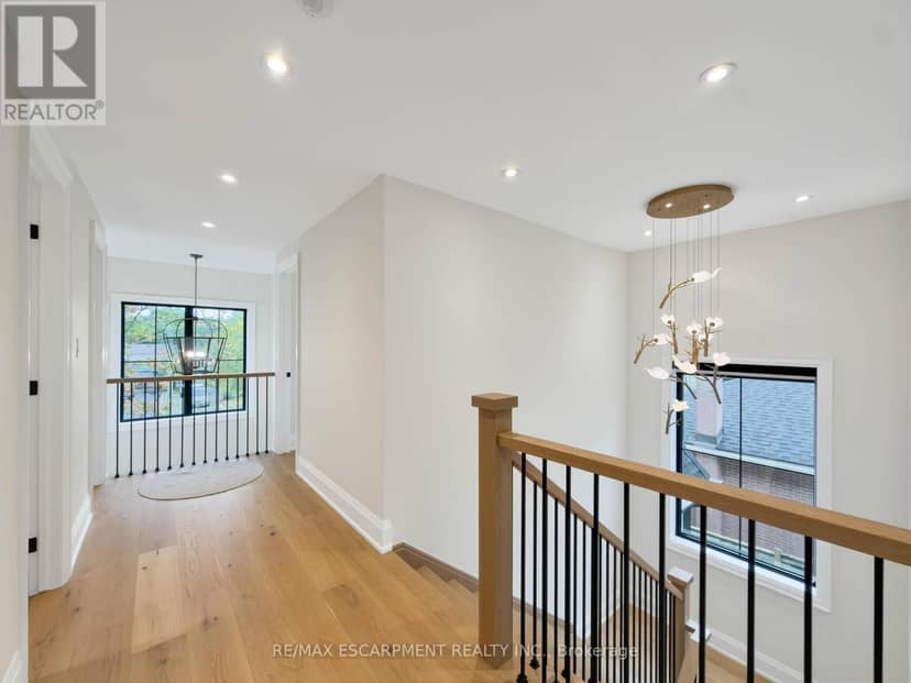 260 Kent Crescent — photo 23 of 40